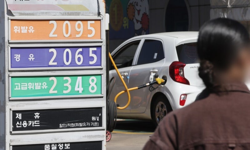 즉시 오르던데, 하락엔 “2주 소요”…국내 기름값 상승 세 여전