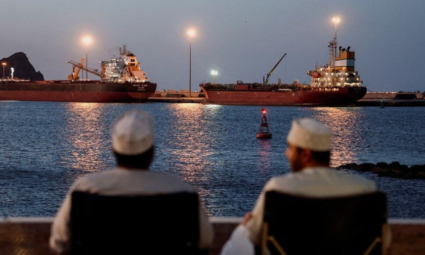 3월9일 호르무즈해협으로 향하는 길목인 오만 무스카트 항구에 대형 컨테이너선과 유조선이 정박해 있다. 로이터 연합뉴스