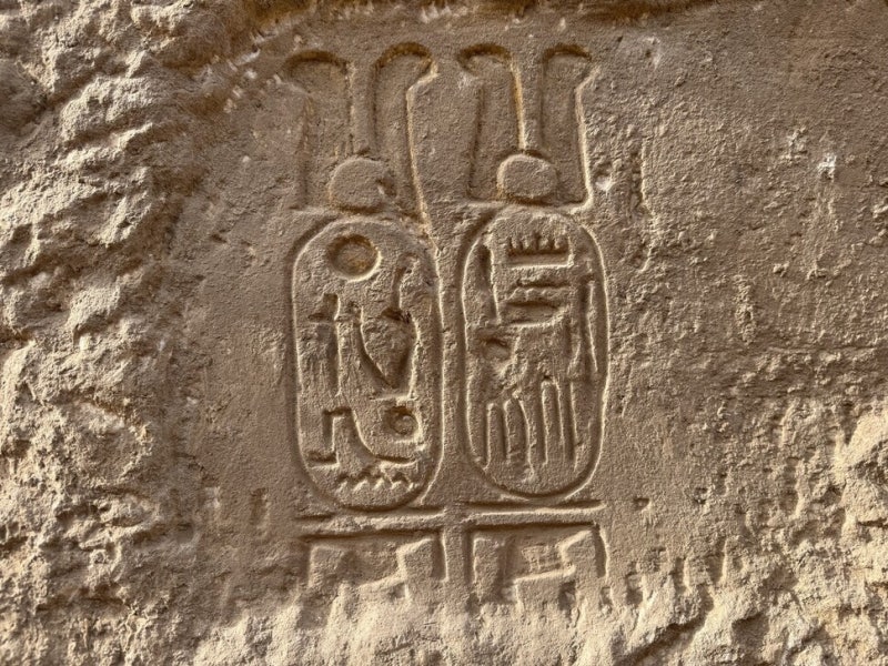 한국 발굴팀, 이집트 신전서 ‘람세스 2세’ 새긴 상형문자 찾아냈다