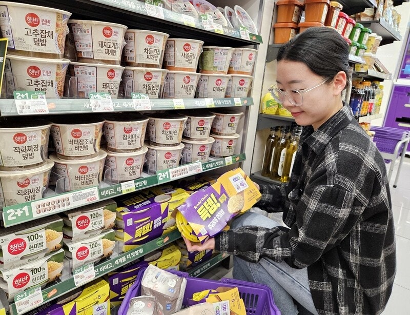 흰쌀 즉석밥이 990원, 가성비 넘어 ‘초가성비’…유통업계의 가격파괴 도전