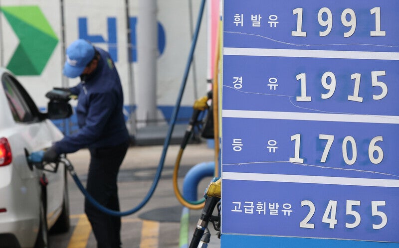 “민생 최우선” 석유 최고가 동결…정유사 손실 보전 부담 커져