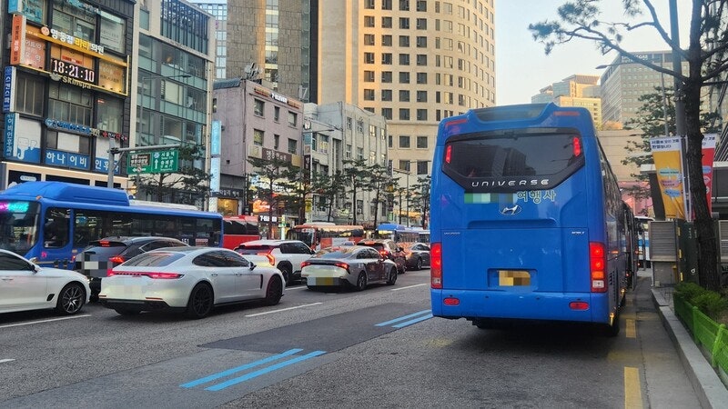 외국인 관광객 늘면서 관광버스 주차장된 서울 도심…“드롭존 활성화 필요”