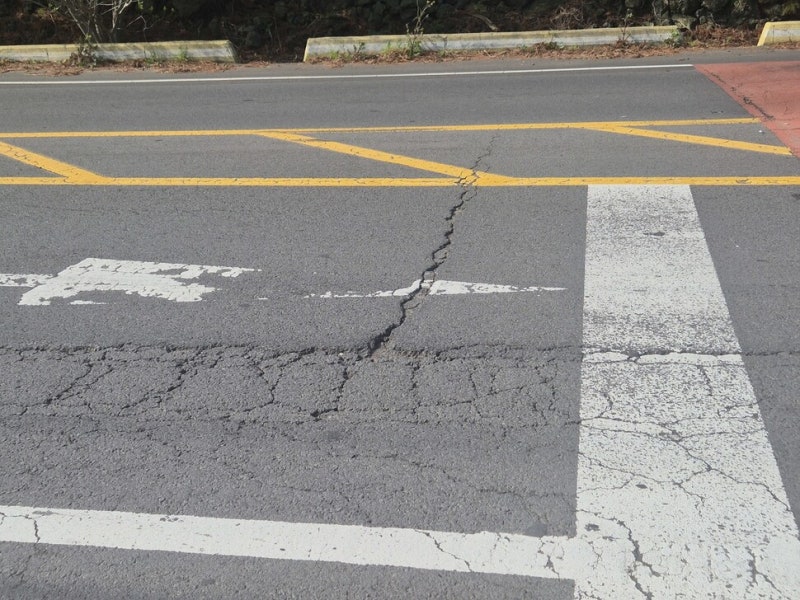 도로 쩍쩍 갈라져도 공사 올스톱…중동 전쟁에 아스콘 동나