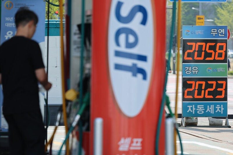 정부 “석유 최고가격제로 소비 안 늘어…판매량 되레 줄었다”