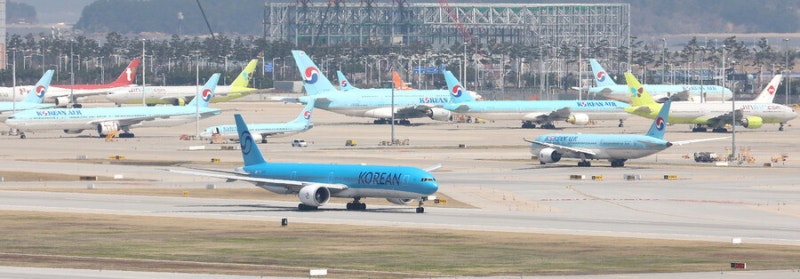 ‘전쟁발 고유가’ 항공편 줄취소에 여행객 날벼락…“숙소 환불 안 되는데”