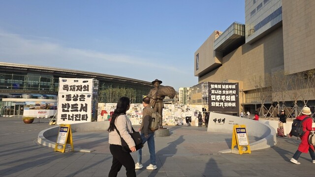 2025년 4월9일, 대구 동대구역 광장에 세워진 박정희 동상 뒤로 ‘1975-2025 암흑의 날로부터’ 전시가 열리고 있다. 김규현 기자 gyuhyun@hani.co.kr