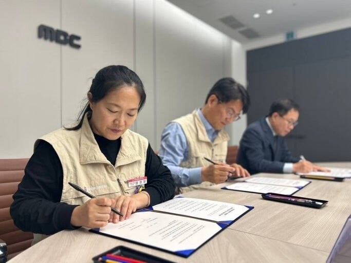 전국언론노조 방송작가지부가 2025년 5월16일 목포문화방송(MBC)과 첫 단체협약을 맺고 있다. 염정열 지부장 제공