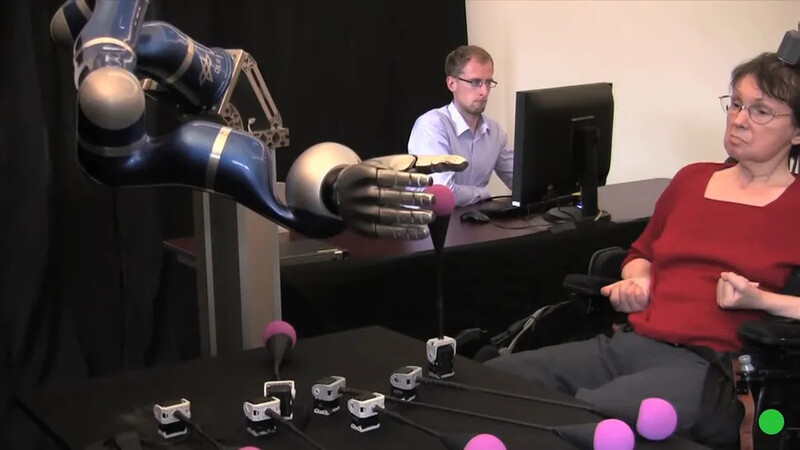 존 도너휴 미국 브라운대 교수 연구팀이 만든 스타트업‘브레인게이트’의 실험 성과로 사지 마비 환자가 생각만으로 로봇 팔을 제어해 움직이는 모습.유튜브 갈무리