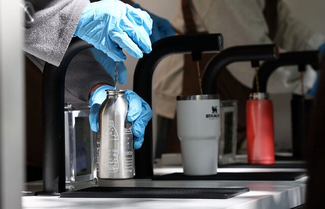 스벅 텀블러 포인트 600원·반값 여행 확대…‘친환경’으로 소비심리 살린다