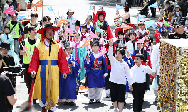 지난 25일 서울 중구 명보아트홀 앞에서 열린 2026 이순신축제에서 어린이들이 개막 퍼레이드를 하고 있다.연합뉴스