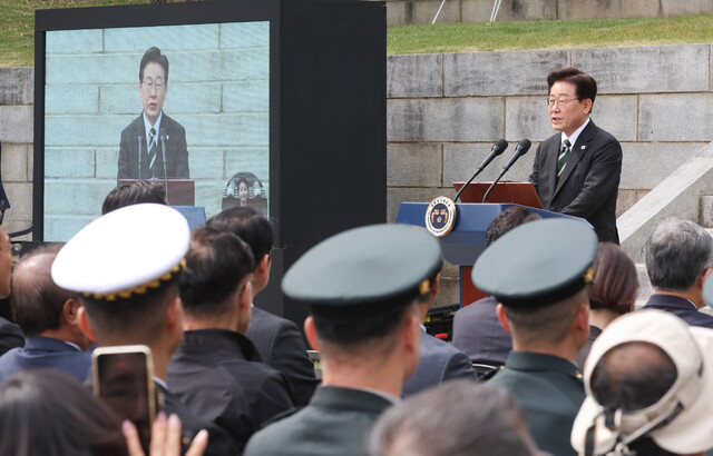 이재명 대통령이 28일 충남 아산 현충사에서 열린 충무공 이순신 탄신 제481주년 기념 다례행사에서 축사를 하고 있다.청와대통신사진기자단