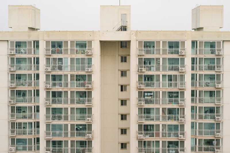 사라진 발코니, 우리가 잃어버린 ‘집’의 숨통