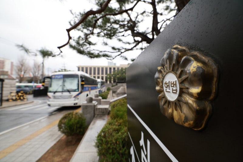 녹십자 사건, 형사·행정 엇갈린 판단…헌재, 대법 판결 따진다