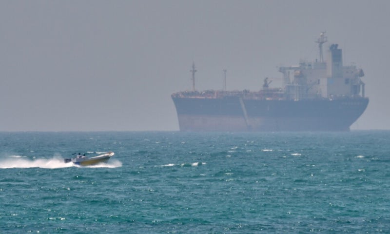 “통행료 안 낸” 일본행 유조선, 호르무즈 첫 통과…“주목할 신호”