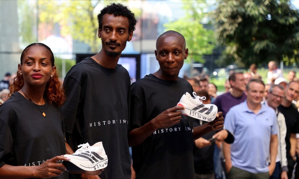마라톤 2시간 벽, 사람이  아닌 러닝화가 깼나…기술 도핑 논란