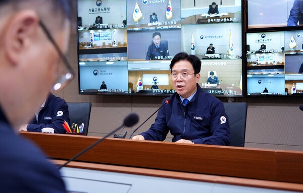 김영훈 장관, ‘성과급 갈등’ 삼성전자에 “진정성 있는 노사 대화 바라”