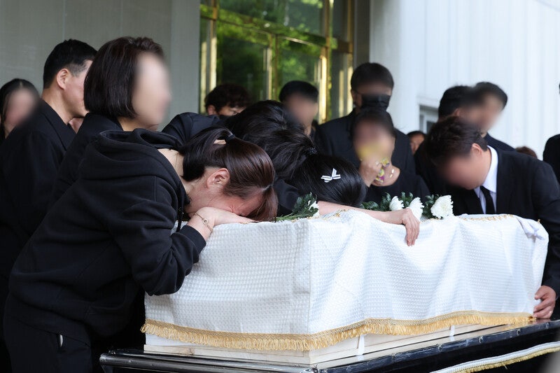“같이 공부해야지…어떻게 보내” 교정 채운 통곡…광주 고교생 발인