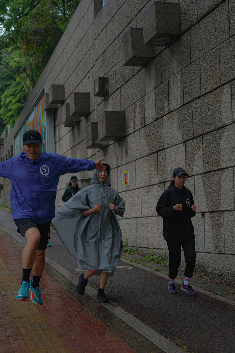 ‘우중런’을 하는 이들은 모자나 비옷을 준비하는 게 좋다.성동욱 제공