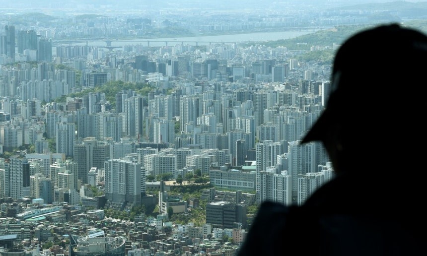 8일 서울 남산에서 바라본 도심 곳곳에 아파트가 빼곡하다. 연합뉴스