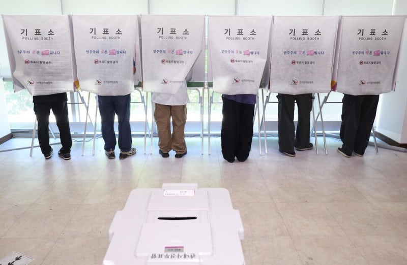 "투표 안 하면 손해?" 역대 최고 기록 갈아치운 사전투표 열기