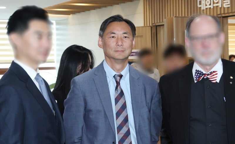 <b>경찰</b>, 한국 온 모스 탄 <b>출국정지 신청</b>…이 대통령 ‘소년원 수감’ 명예...