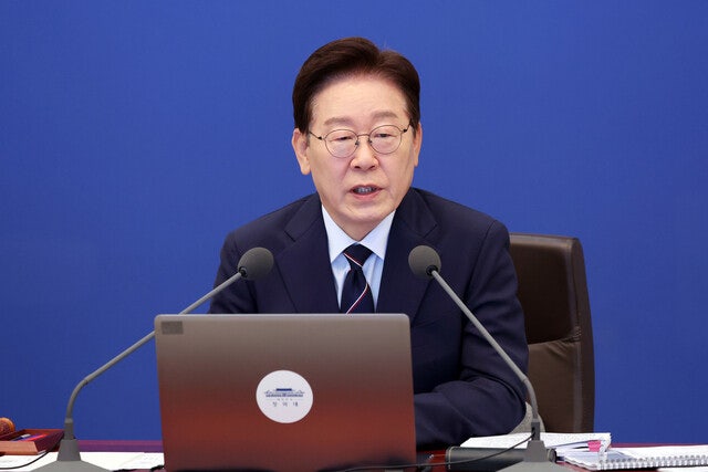 <b>이 대통령</b> “정당 기관지 같은 <b>편파</b>적 <b>방송</b>, 제재 있냐”