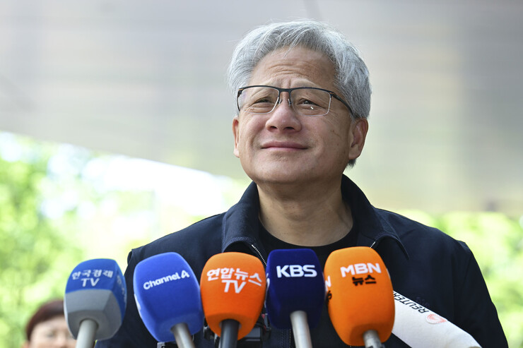 엔비디아 젠슨 황 최고경영자(CEO)가 5일 전용기편으로 서울 강서구 김포비즈니스항공센터(SGBAC)에 도착해 취재진의 질문에 답하고 있다.사진공동취재
