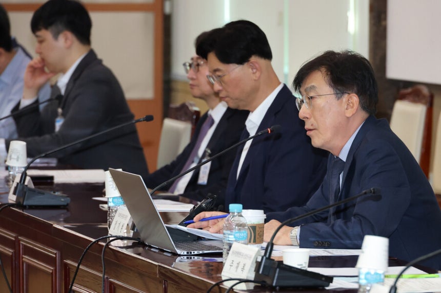 정기현 의료혁신위원회 위원장이 지난 4월 30일 오전 서울 종로구 정부서울청사에서 열린 제5차 의료혁신위원회 회의에서 발언하고 있다. 연합뉴스