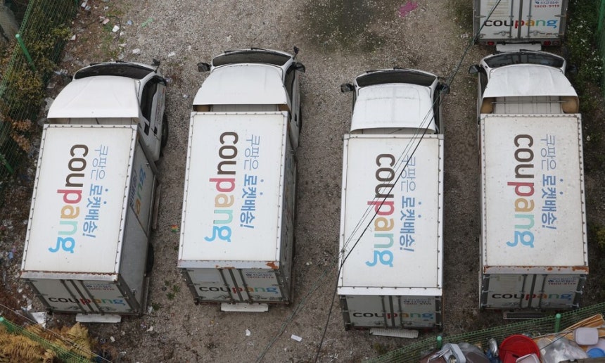 서울 중구의 한 쿠팡 차고지에 쿠팡 배송 차량들이 주차돼 있다.최현수 기자 