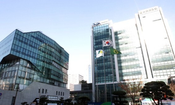 경찰, <b>농협중앙회 압수수색</b>…‘공금 2.4억 고가 기념품 구입’ 수사