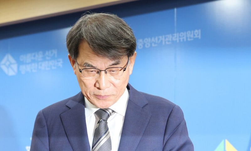 [단독] 선관위원장 오후 3시 출근, 5시30분 퇴근도…‘이틀에 한 번꼴’ 일했다