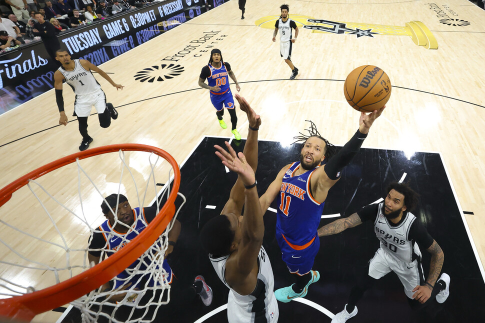 <b>뉴욕 닉스</b> 53년 만에 <b>NBA 우승</b>컵