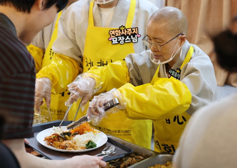 선재 스님 ‘흑백 요리사’ 그 당근국수로…‘청년밥심’ 공양했다