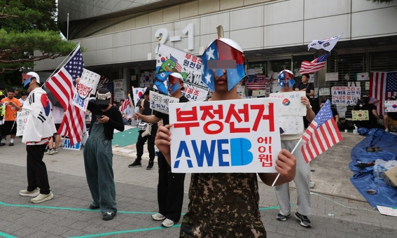 “저 안에 사람 죽여”…개표소 시위서 자해, 양손엔 흉기와 태극기