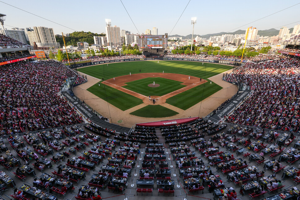 <b>KBO</b> 흥행, 월드컵도 못 막았다…전반기 전 600만 관중 돌파