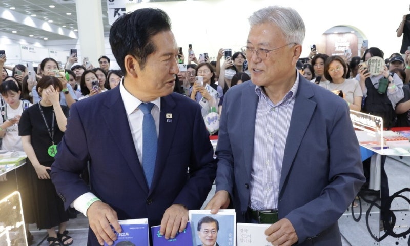 정청래, 대표직 사퇴 직후 문재인 만나…“등 도닥여 주시더라”
