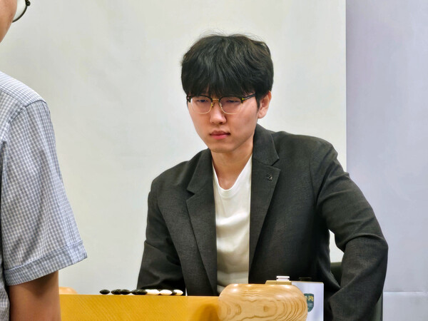 신진서, 명승부 끝에 변상일 꺾고 쏘팔코사놀배 6연패