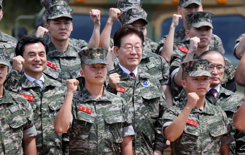 국방부, 4~5년 복무 ‘사이버·AI 부사관’ 추진…선택적 <b>모병제</b> 속도