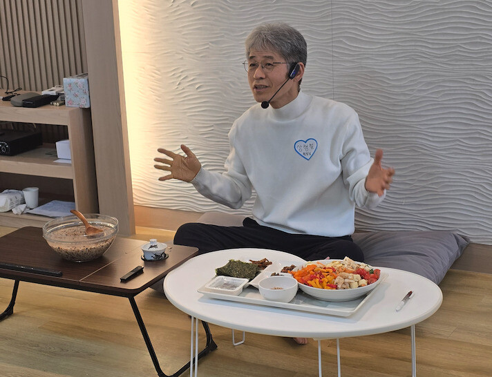 상형철 이사장이 지난 3월26일 서울 평창동‘상원장의 집’에서 열린 자연치유 프로그램에서 음식챙김에 대해 강의하고 있다.