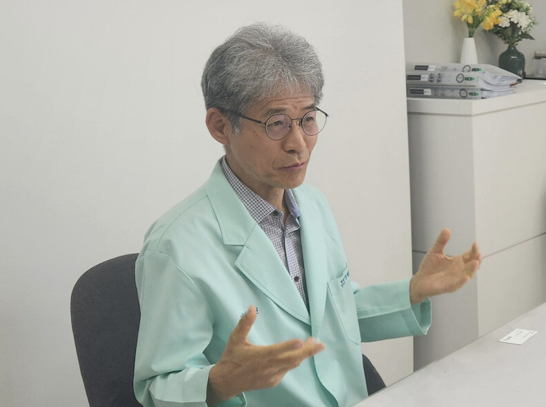 상형철 더필잎재활요양병원 이사장이 지난 12일 인천시 부평구 장제로에 있는 병원 이사장실에서‘내 몸 안에 있는 100명의 의사’를 깨우는 자연치유 학교‘상원장의 집’에 대해 설명하고 있다.