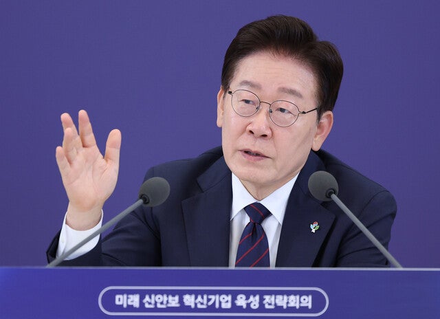 이 대통령 “<b>호남 반도체</b>, 특혜 아냐…지역 갈라치기 자제를”