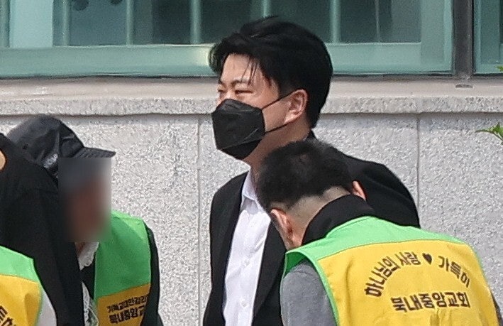 ‘뺑소니’ 김호중 출소…팬들은 “아들아! 사랑한다!”
