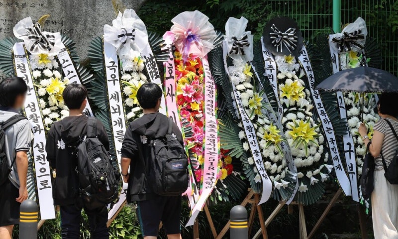 배재고 앞엔 “근조 역사 망각” “얘들아 기죽지 마”…이후 모두 철거