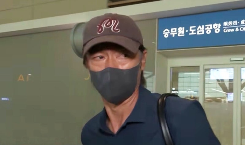 <b>홍명보</b> 모자·마스크 쓴 채 출국…LA 자택에 머물 듯