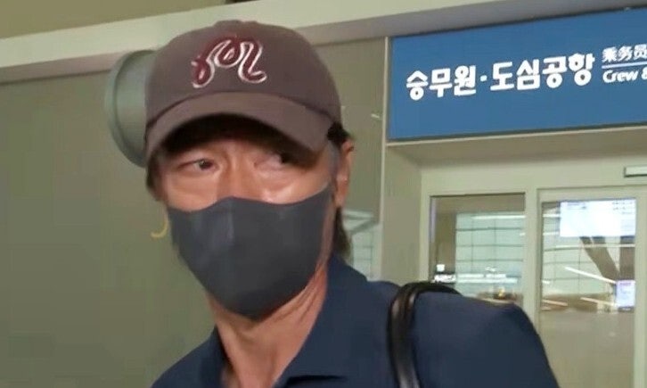 ‘마스크’ 홍명보, 이틀 만에 미국 갔지만…국내 청문회·수사·감사 줄줄이