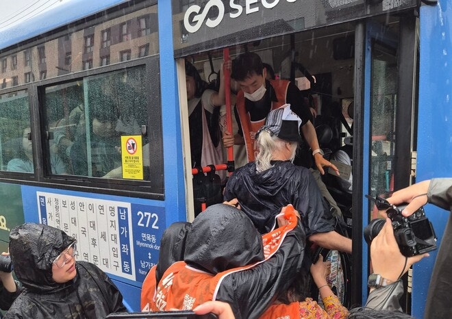 전장연, 장맛비 속 ‘출근길 탑승 시위’…저상버스 문도 닫혀있었다