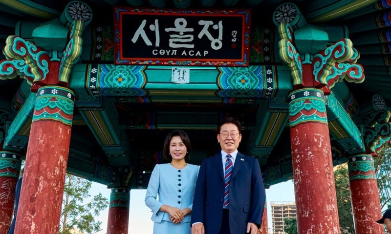 이 대통령 부부, 몽골 ‘서울의 거리’ 깜짝 방문…노점서 김밥·떡볶이 맛봐