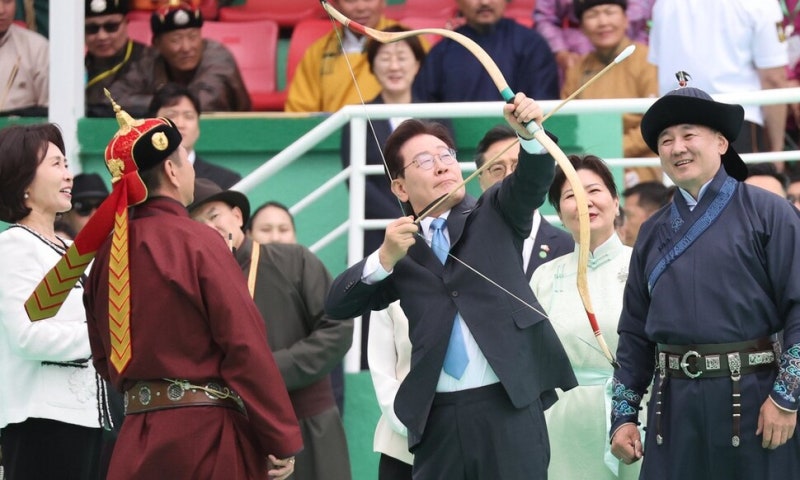 <b>이 대통령</b>, 몽골 최대 명절 ‘<b>나담축제</b>’서 활시위 당겼다