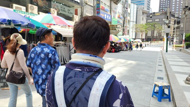 도로 안내원 오아무개(48)씨가 꽝꽝 얼린 넥쿨러를 목에 두르고 있다.장종우 기자