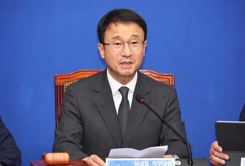 <b>민주당</b> “<b>홈플러스</b> 사태 <b>청문회</b> 추진…MBK·메리츠, 책임 회피만 골몰”